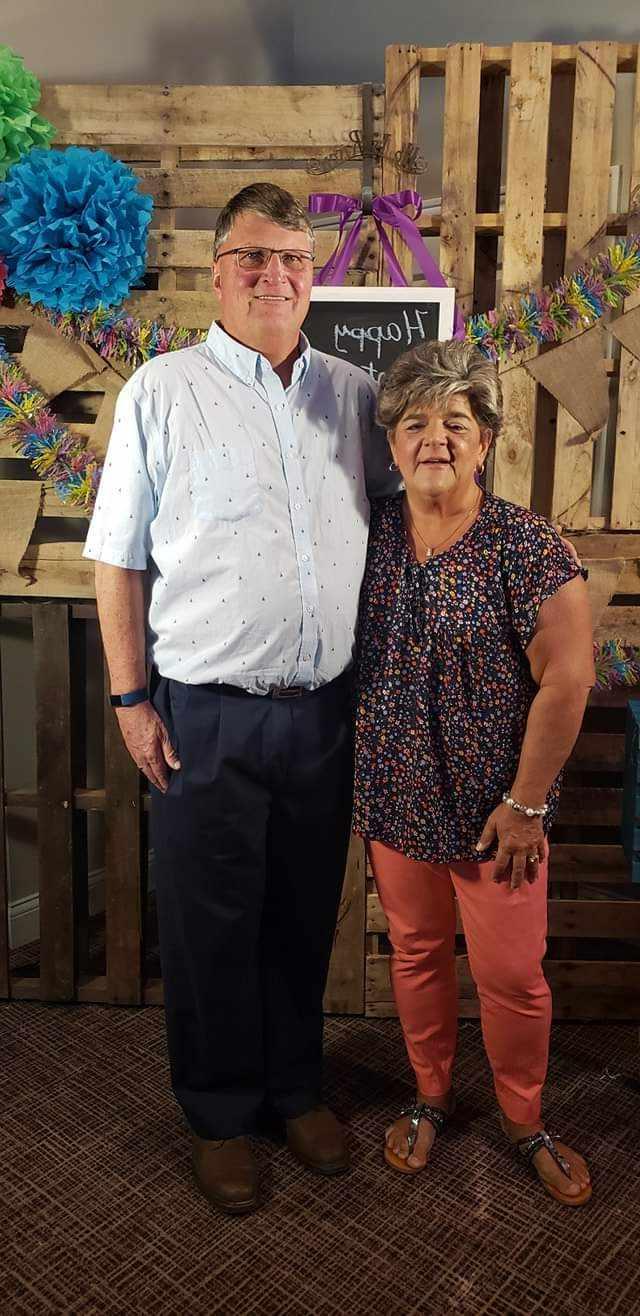 Sarah (Hughes) Tafflinger and her husband Tim, both graduates of 澳门足球博彩官方网址 in 1983.